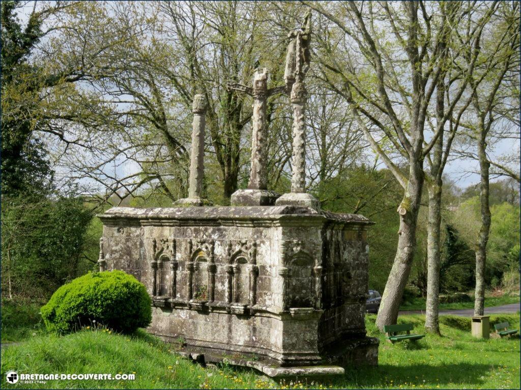 Le calvaire de la chapelle des Trois Fontaines à Gouézec.