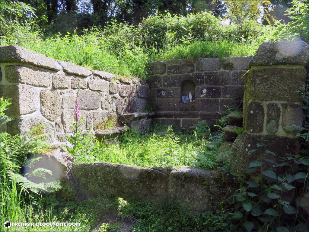 Belle-Isle-en-Terre, fontaine de Pendrao.