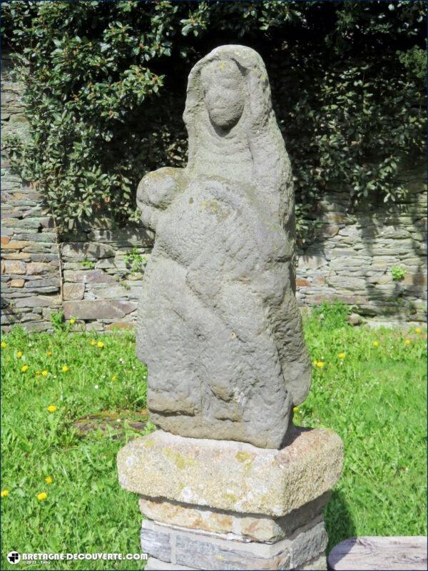 Pietà en kersantite dans le placître de l'égise de Lothey.