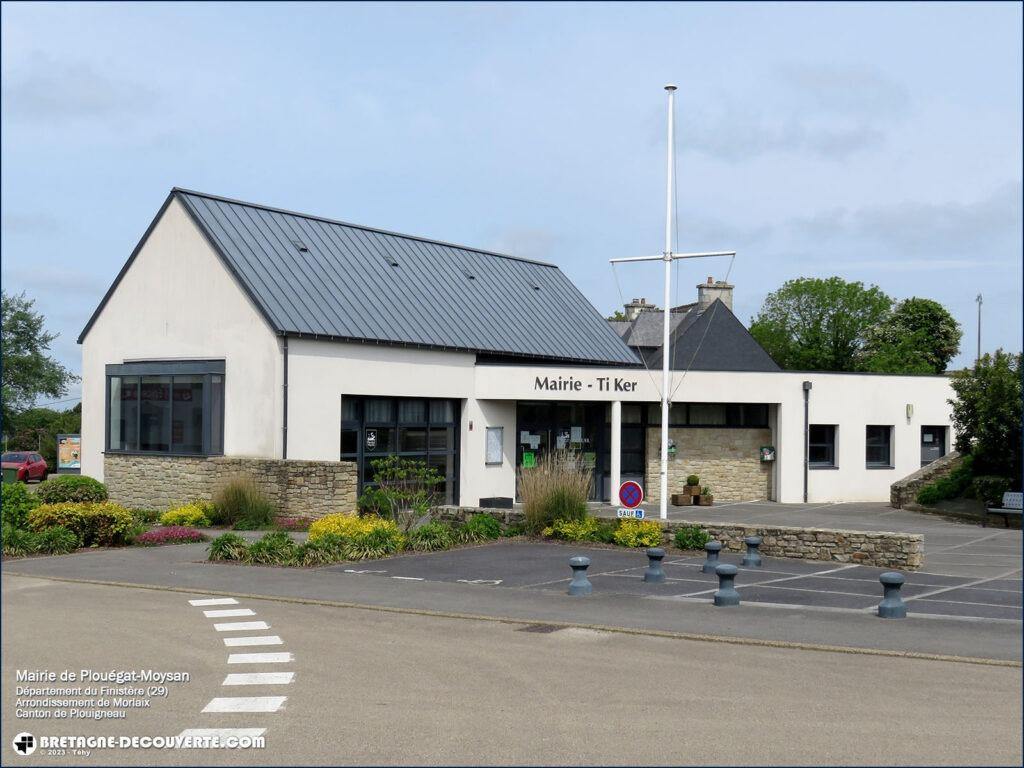 Mairie de la commune de Plouégat-Moysan dans le Finistère.