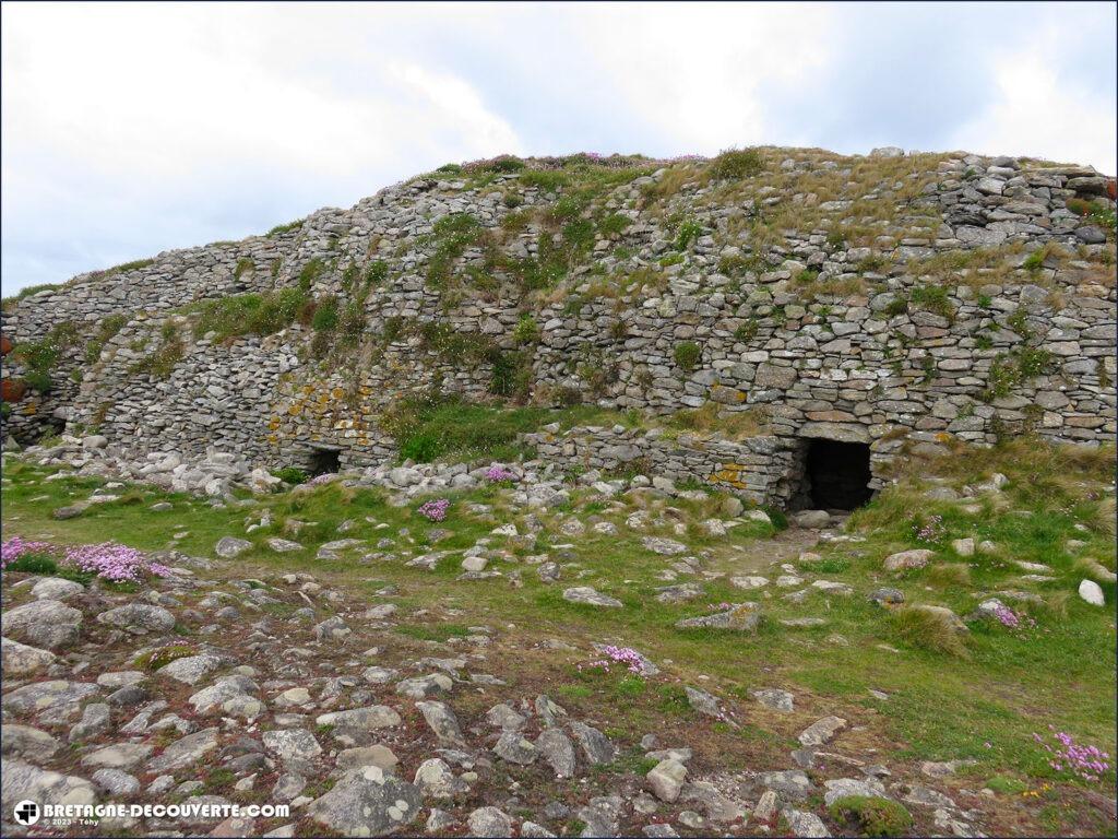 Ploudalmézeau, entrée du cairn de l'île Carn.