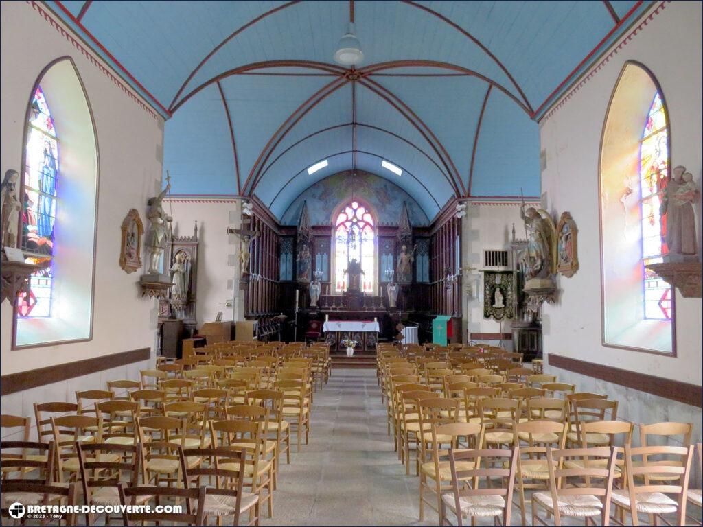 La nef de l'église de Tréglonou.