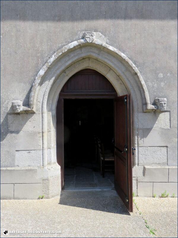 Le porche sud de l'église de Tréglonou.