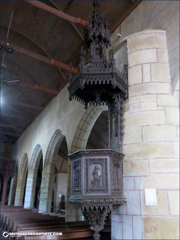 La chaire de l'église Saint-Pierre de Plougonver.