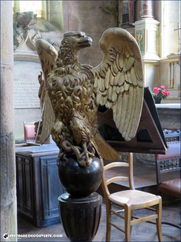 Le lutrin aigle de l'église Saint-Pierre de Plougonver.