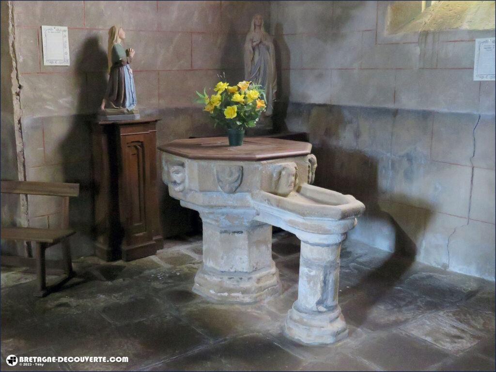 Les fonts baptismaux de l'église Saint-Pierre de Plougonver