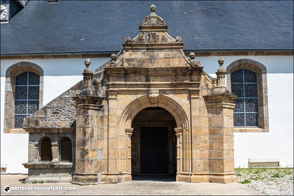 Le porche et l'ossuaire de l'église Saint-Valentin de Guilers.