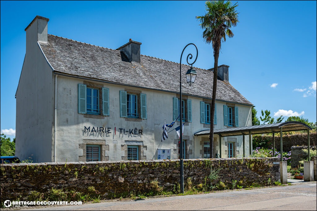 Mairie de la commune de Locmélar dans le Finistère.