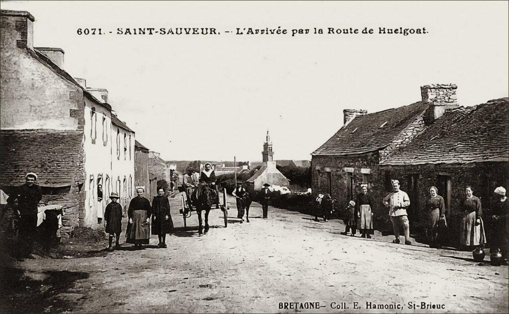 Carte postale ancienne du bourg de Saint-Sauveur dans le Finistère..