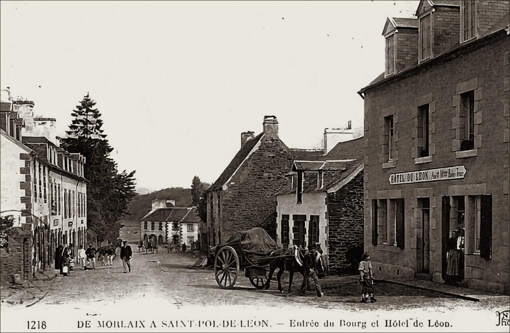 Entrée du bourg de Taulé. Carte postale du début des années 1900.