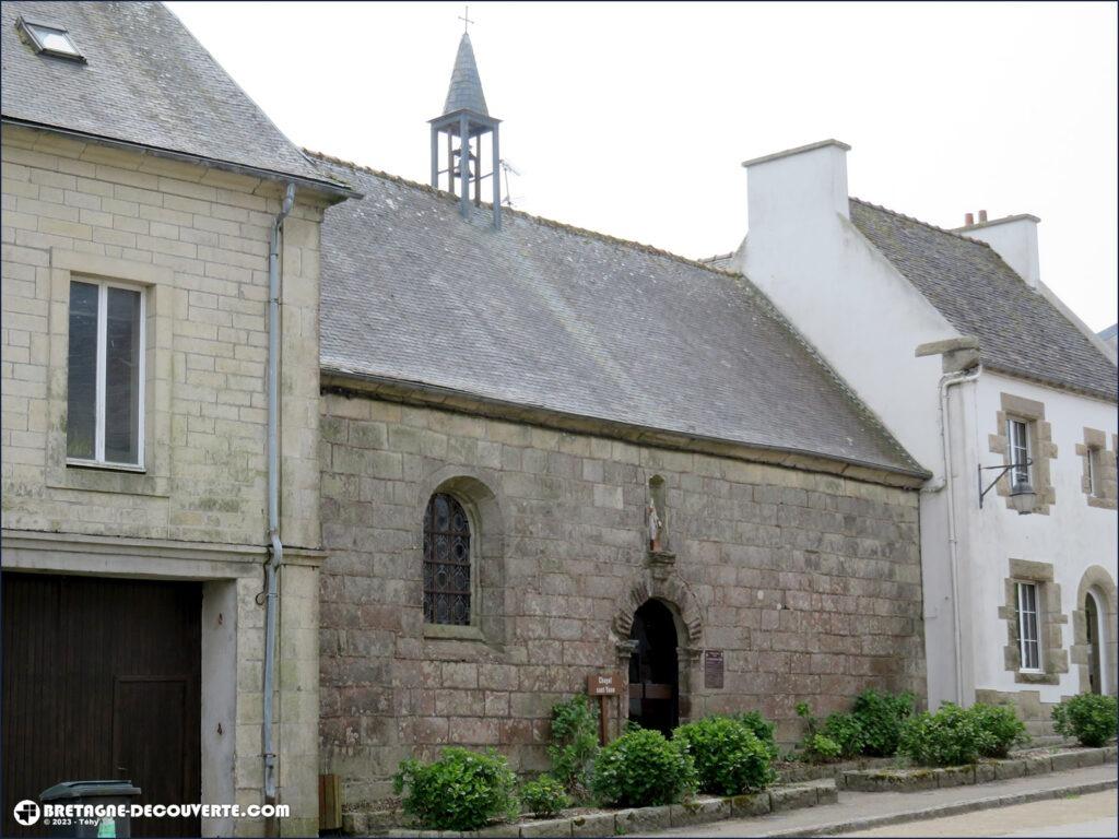 La chapelle Saint-Jean dans le bourg de Guerlesquin.