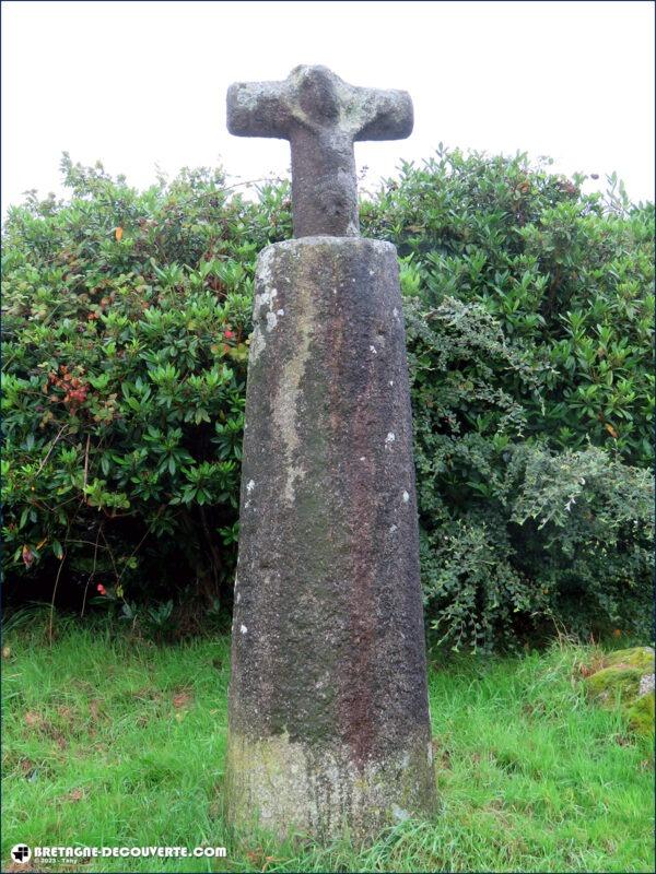 Stèle christianisée dans le bourg de Commana.