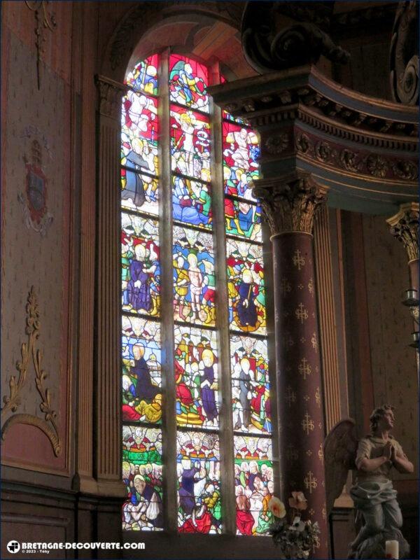 Le vitrail de la Passion dans l'église de Brasparts.