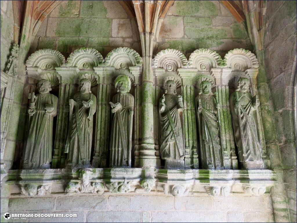 Le porche aux apôtres de l'église de Brasparts.