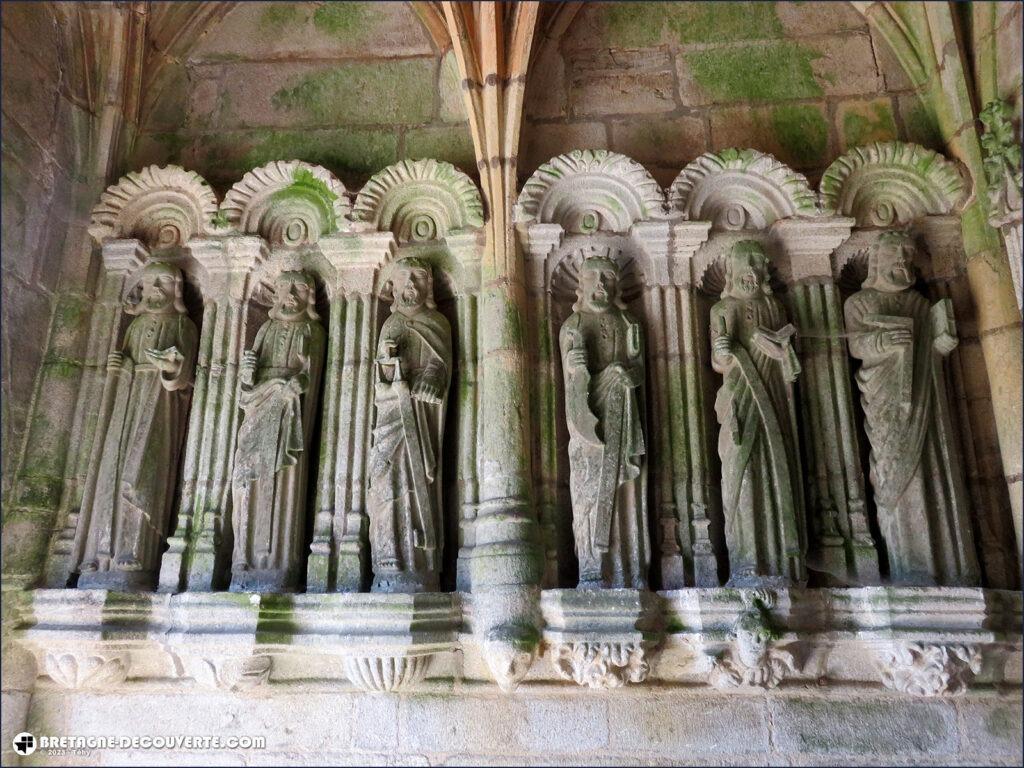 Le porche aux apôtres de l'église de Brasparts.