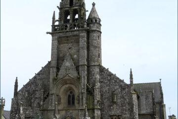 La façade de l'église Saint-Ténénan de Guerlesquin.