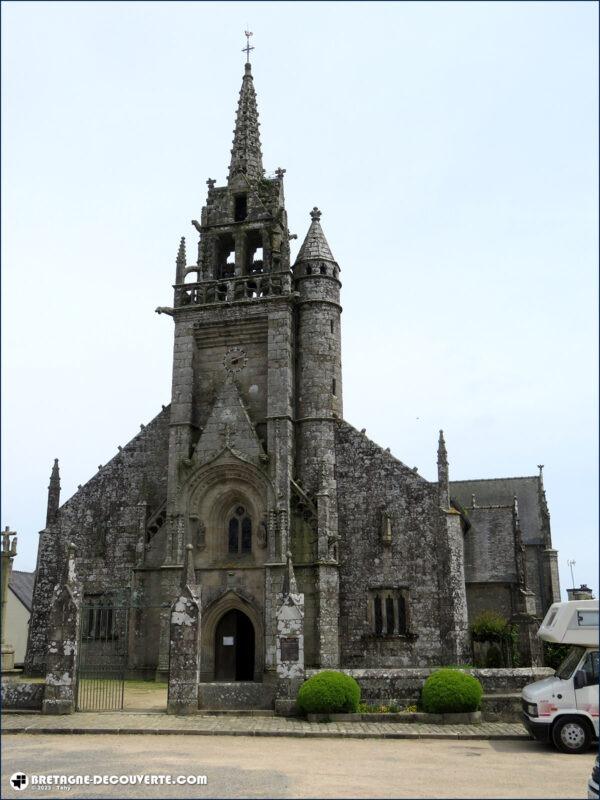 La façade de l'église Saint-Ténénan de Guerlesquin.