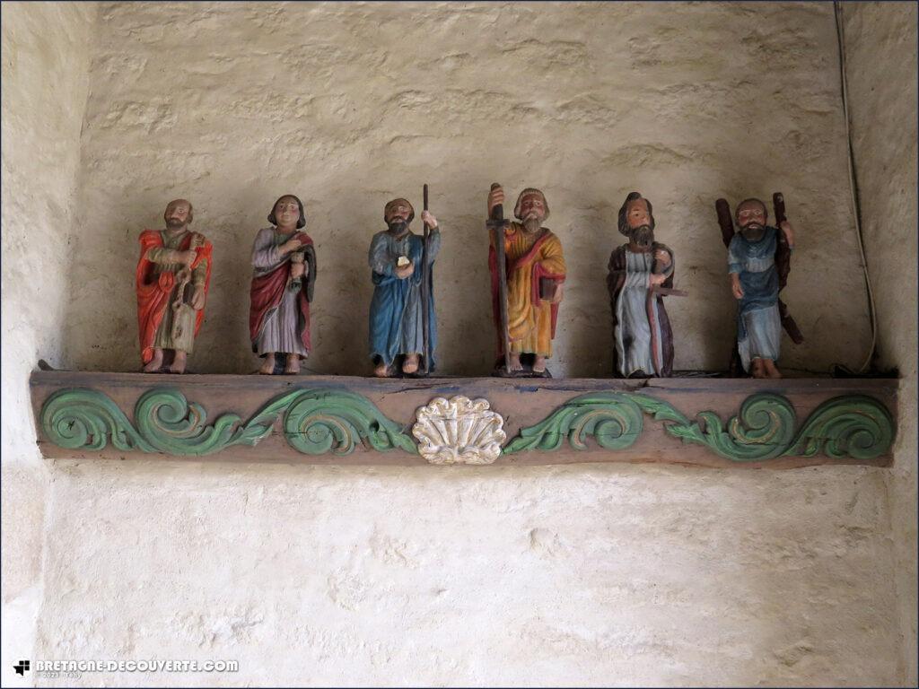 Statues des douze apôtres dans le porche de l'église de Guerlesquin.