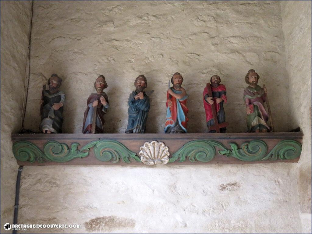 Statues des douze apôtres dans le porche de l'église de Guerlesquin.