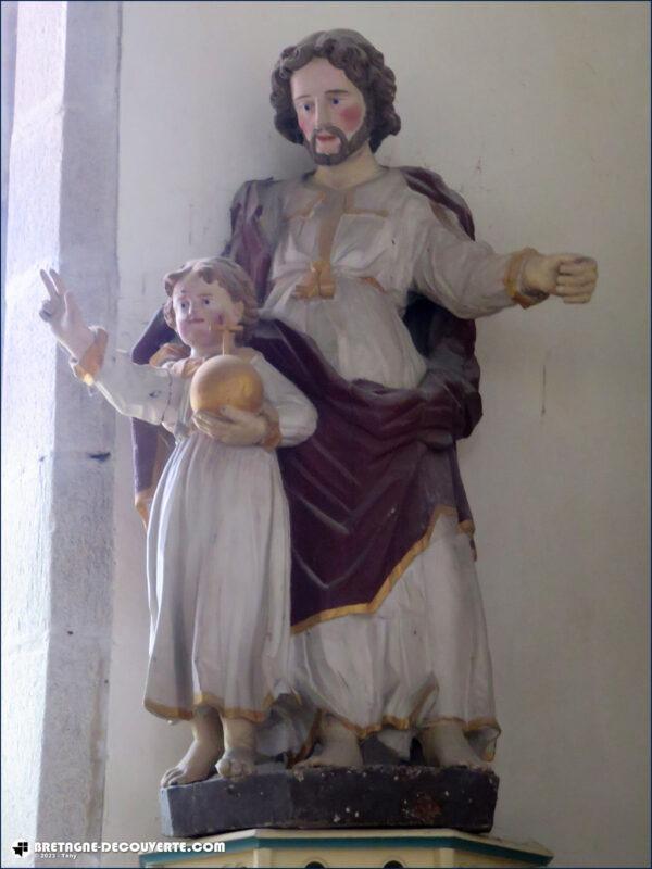 Le groupe sculpté de saint Joseph guidant l'enfant dans l'église de Guerlesquin.