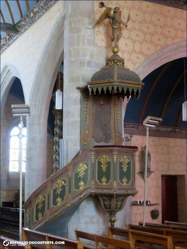 La chaire à prêcher de l'église de Sizun.