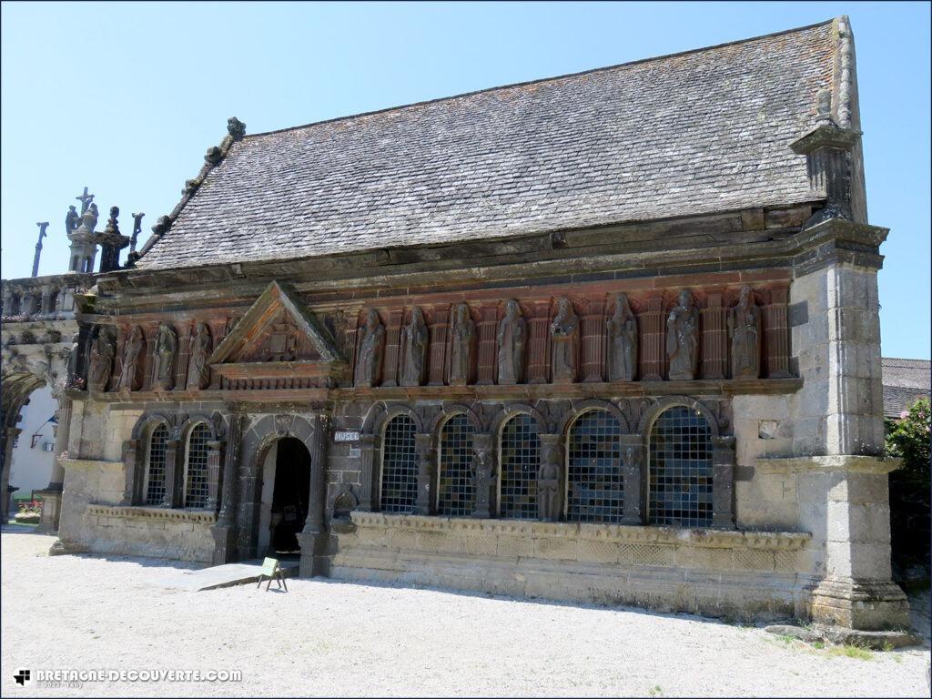 L'ossuaire de l'église de Sizun.