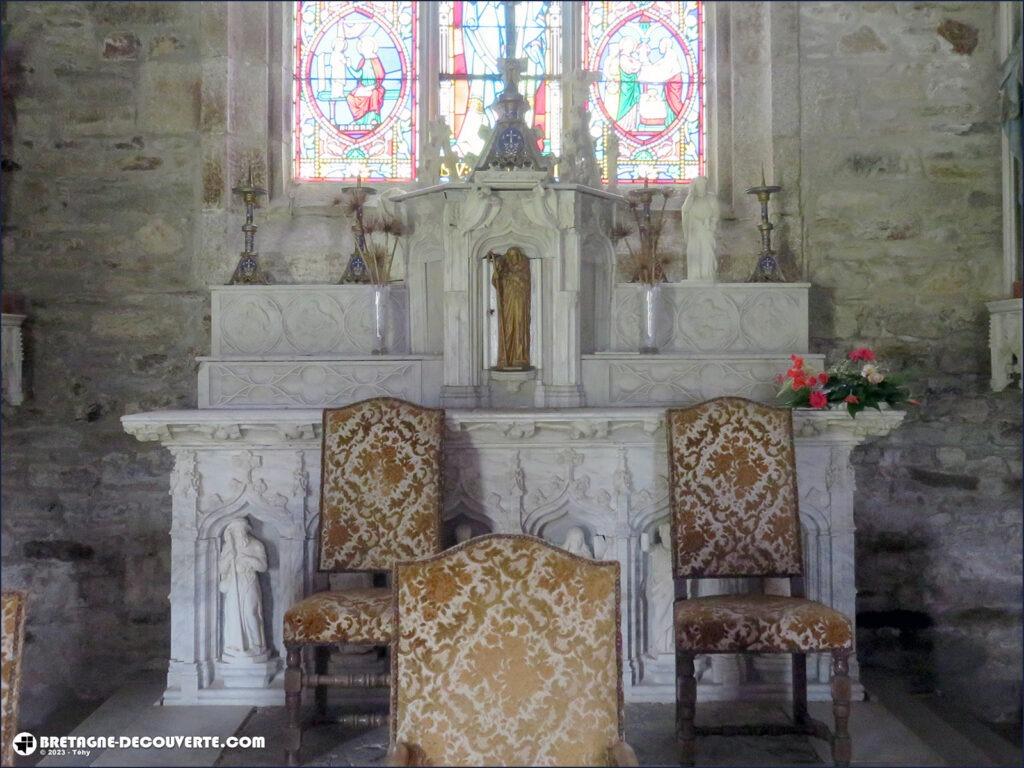 Le maître autel en marbre de la chapelle Saint-Jacques de Guiclan.