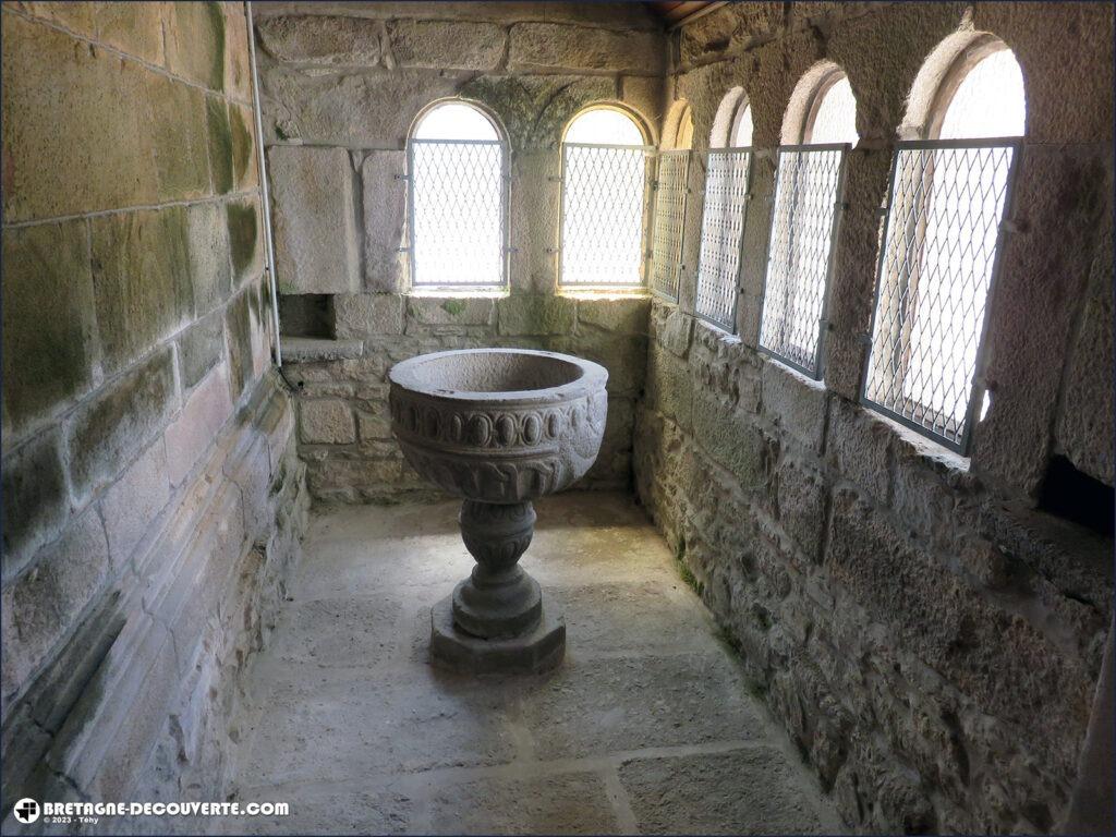 La cuve baptismale dans l'église Saint-Valentin de Guilers.