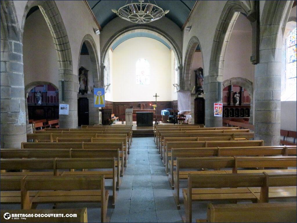 La nef de l'église Saint-Valentin de Guilers.