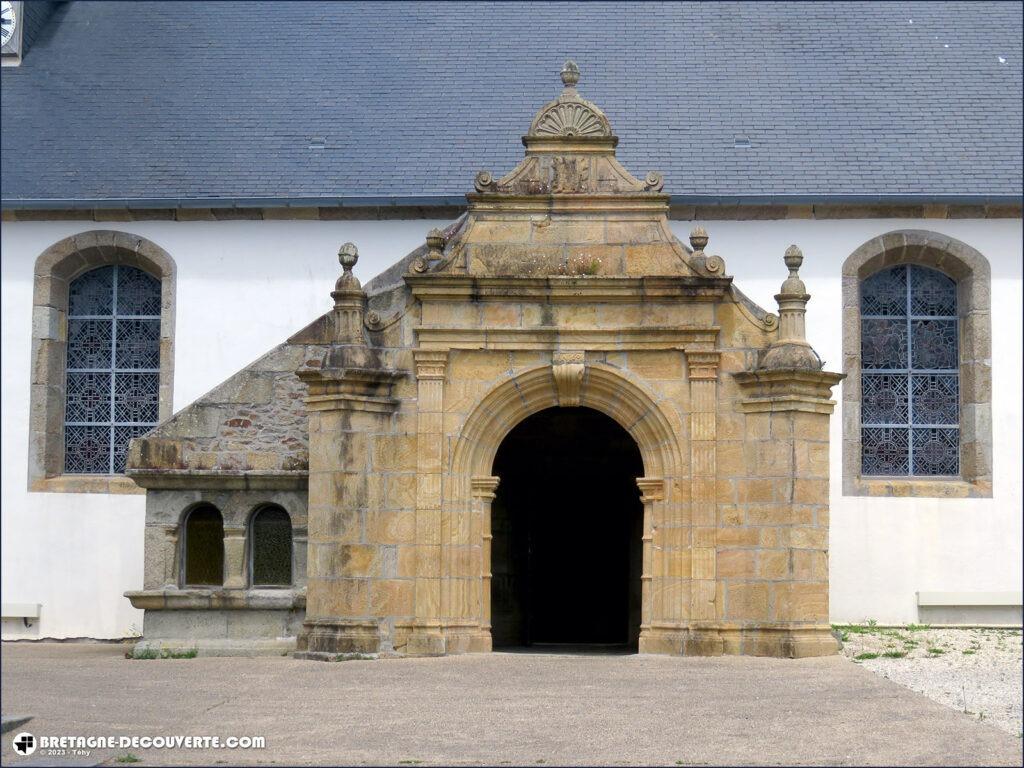 Le porche et l'ossuaire de l'église Saint-Valentin de Guilers.