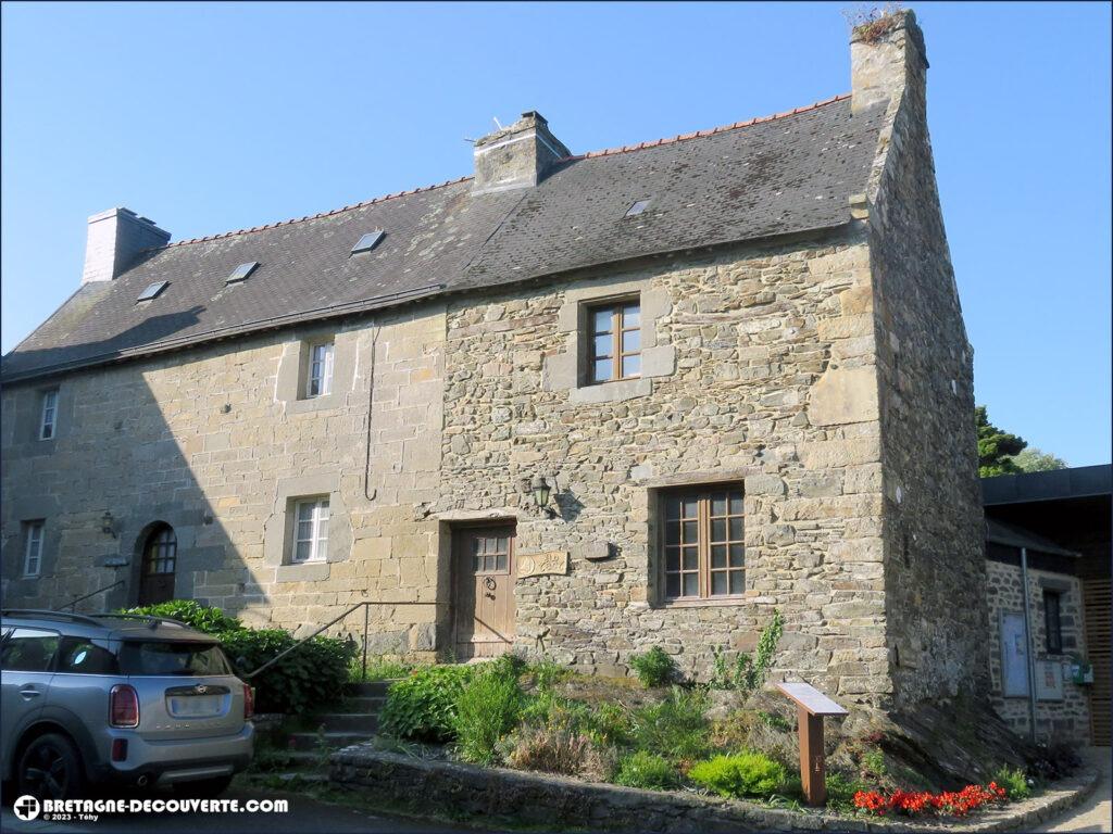 Les maisons posées sur les rochers à l'Hôpital-Camfrout.