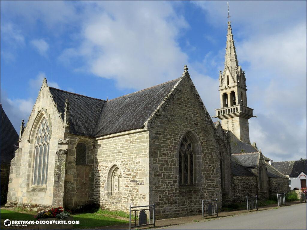 L'église Saint-Trémeur dans le bourg de Kergloff.