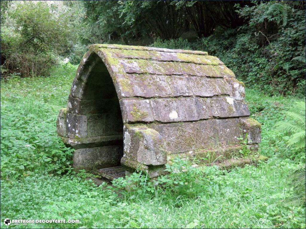 La fontaine Saint-Egannec sur la commune de Kergloff.