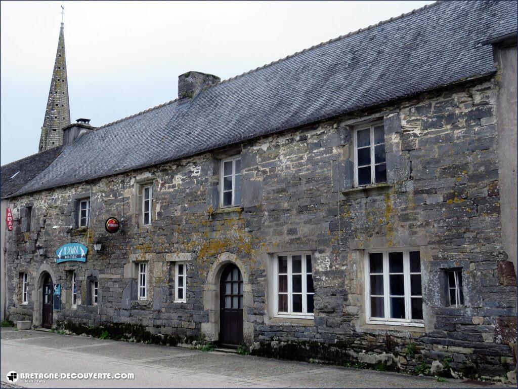 Une ancienne auberge dans le bourg de La Martyre.