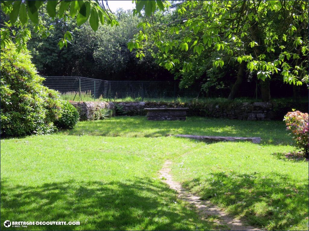 les vestiges de la chapelle de Trobérou à Lannilis.