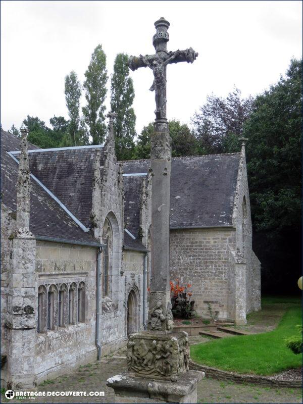 Le calvaire près de l'église du Moustoir.