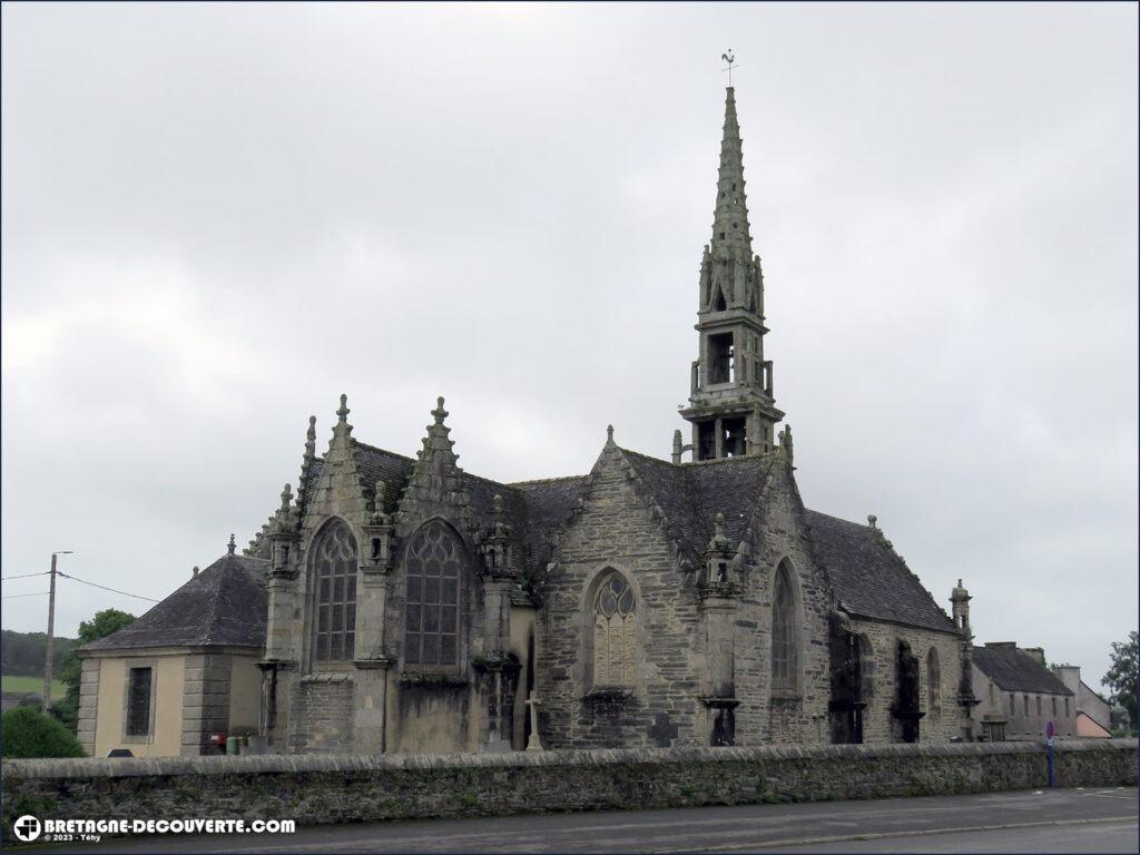 L'église Saint-Éguiner dans le bourg de Loc-Éguiner.