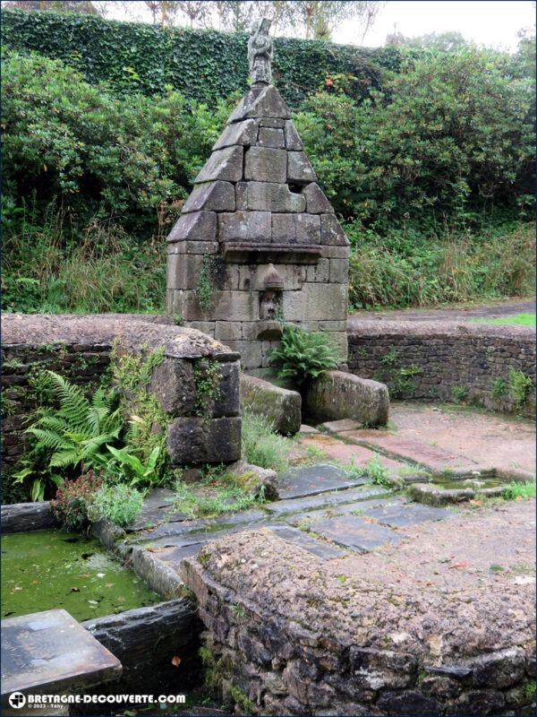 La fontaine Saint-Eguiner dans le bourg de Loc-Eguiner-Saint-Thégonnec.