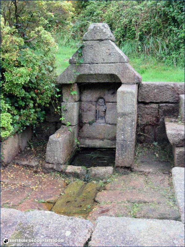 La fontaine Saint-Jean dans le bourg de Loc-Eguiner-Saint-Thégonnec.