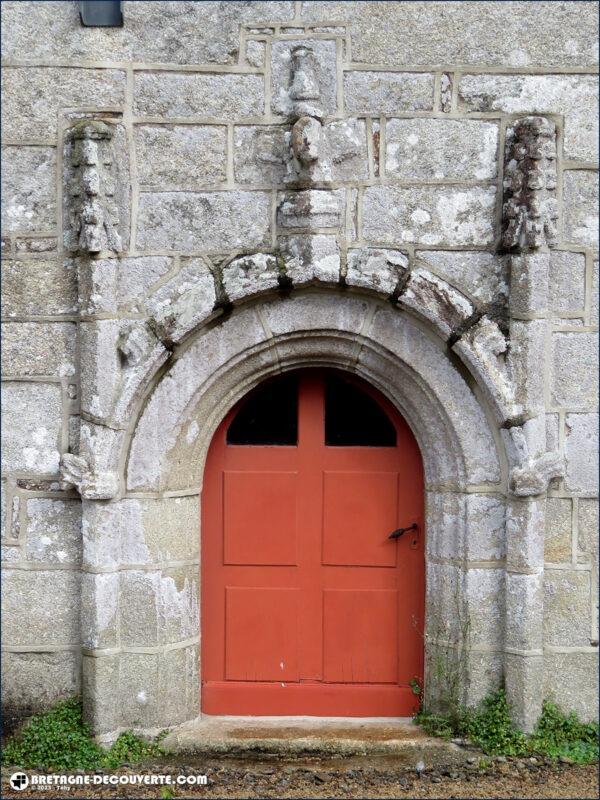 Le porche de l'église de Loc-Eguiner-Saint-Thégonnec.