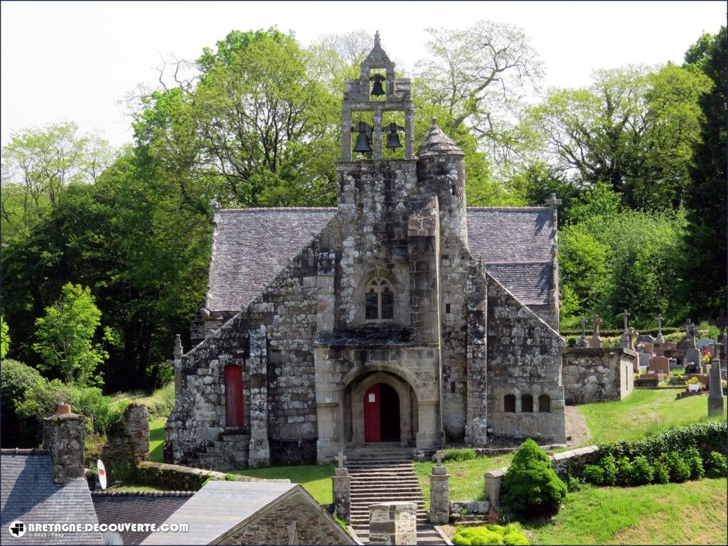 L'église Saint-Envel de la commune de Loc-Envel dans les Côtes d'Armor.