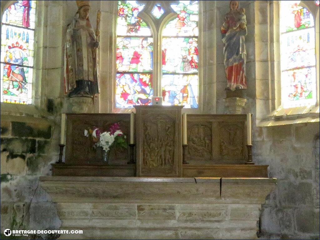 L'autel de l'église de Loc-Envel.