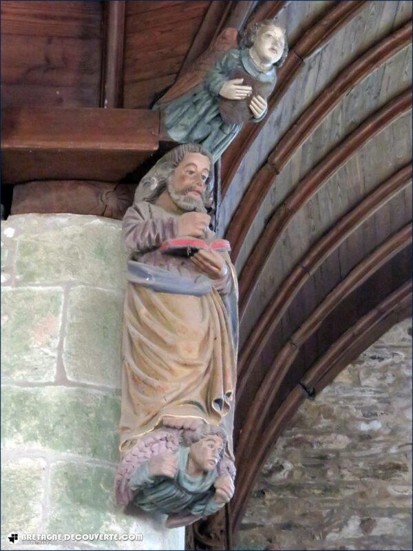 Statue d'un évangéliste à la croisée du transept de l'église de Loc-Envel.