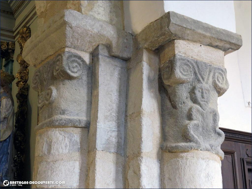 Chapiteau dans la nef de l'église de Locquénolé.