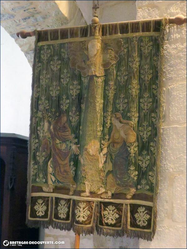 Bannière de procession dans l'église de Locquénolé.