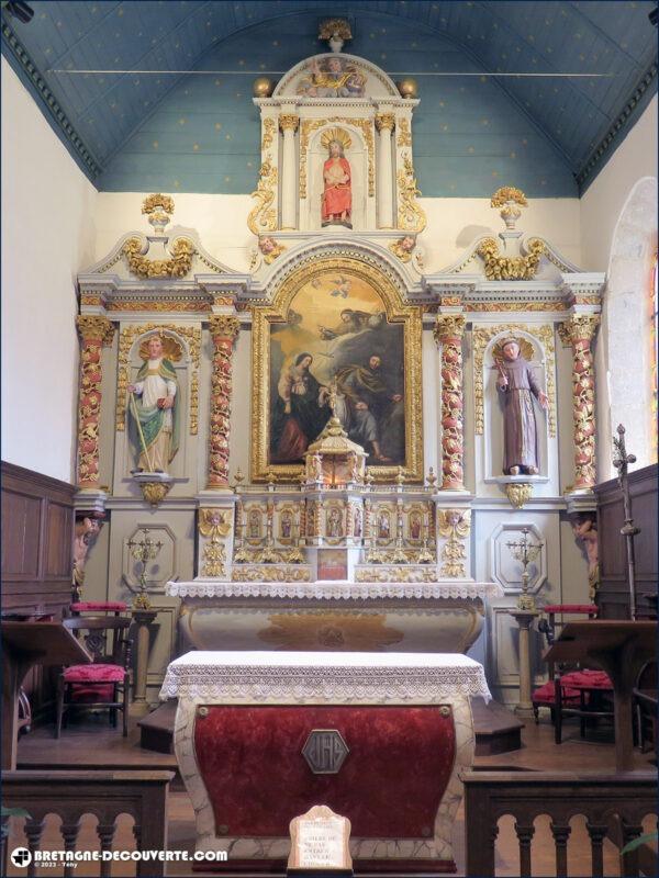 Le maître autel de l'église de Locquénolé.