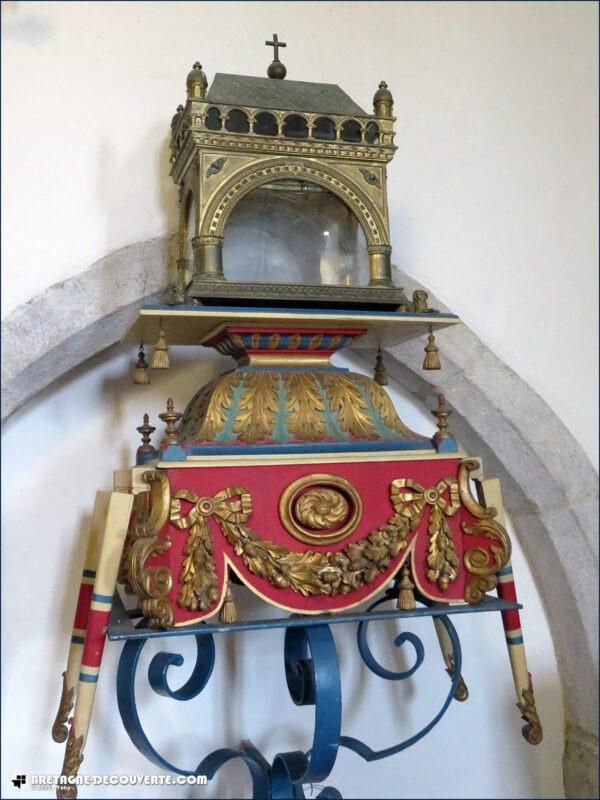 Un reliquaire dans l'église de Locquénolé.