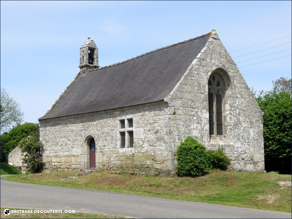 La chapelle Saint-Yves sur la commune de Loguivy-Plougras.