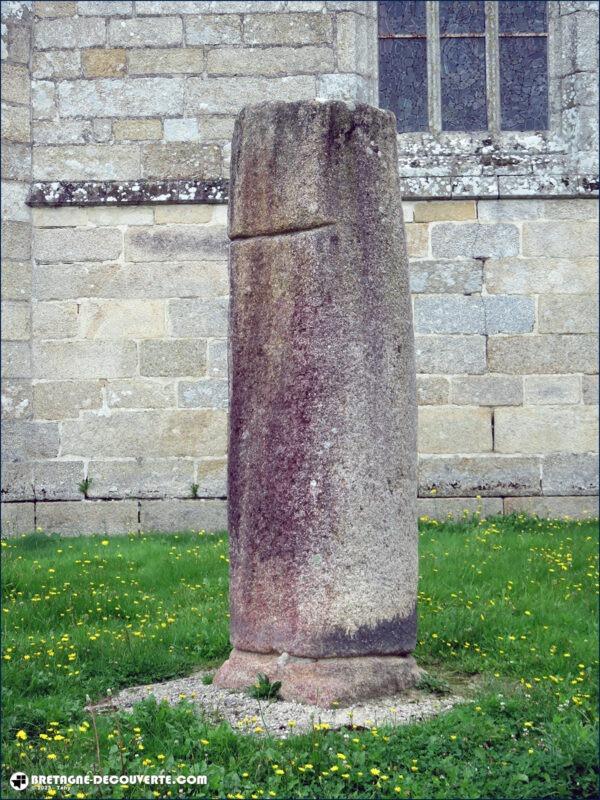 Stèle milliaire de l'époque romaine dans le bourg de Maël-Carhaix.