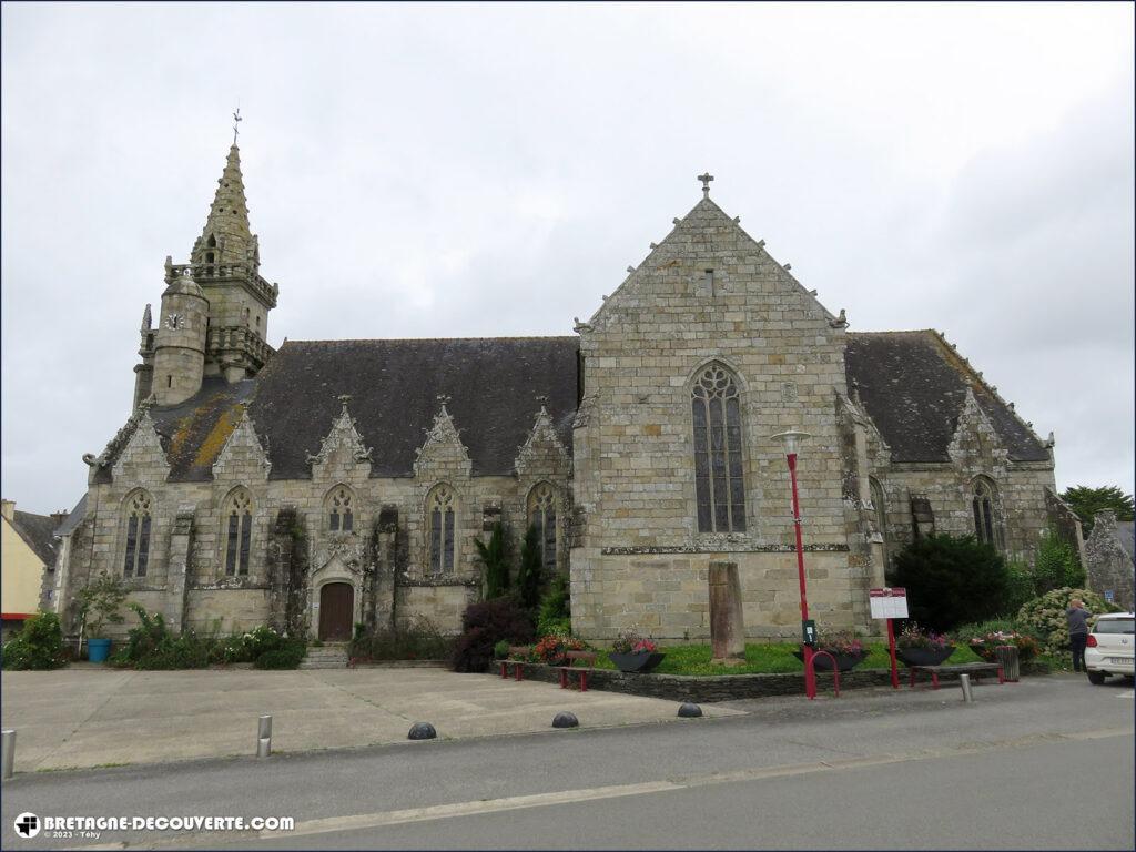 L'église Saint-Pierre dans le bourg de Maël-Carhaix.